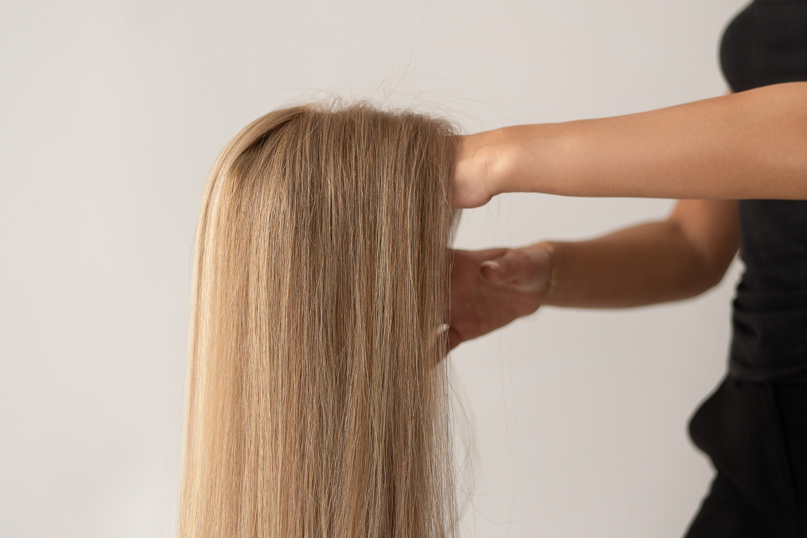 Jak dbać o perukę zimą? Zabezpiecz ją przed mrozem, wilgocią i tarciem